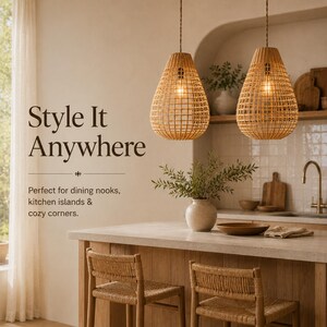 K&ouml;nnte beinhalten: Zwei tropfenf&ouml;rmige Pendelleuchten aus geflochtenem hellbraunem Rattan h&auml;ngen von der Decke. Der Text "Style It Anywhere" ist an die Wand gedruckt, gefolgt von "Perfect for dining nooks, kitchen islands & cozy corners."