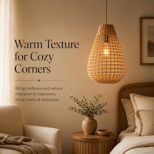 K&ouml;nnte beinhalten: Eine tropfenf&ouml;rmige Pendelleuchte mit einem gewebten, beigefarbenen Rattanschirm, der an einem Kabel h&auml;ngt. Der Text an der Wand lautet: Warm Texture for Cozy Corners. Brings softness and natural character to bedrooms, living rooms & entryways.