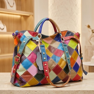 Może przedstawiać: Kolorowa skórzana torebka w stylu patchwork z górnym uchwytem i odpinanym paskiem na ramię. Torba ma wzór w romby w różnych kolorach, z etykietą.
