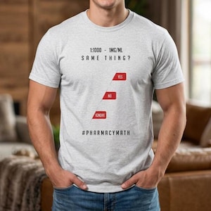 Könnte beinhalten: Ein hellgraues Kurzarm-T-Shirt mit dem schwarzen Text 1:1000 - 1MG/ML SAME THING? über einer diagonalen Linie mit drei roten rechteckigen Etiketten mit der Aufschrift YES, NO und IGNORE, gefolgt vom Hashtag #PHARMACYMATH unten.