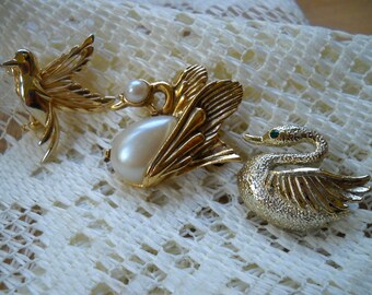 Vintage Bird Brooches, Faux Pearl Swan Brooch, Gold Swan , Humming bird Brooch , 3 Brooch Lot, Summer Pins