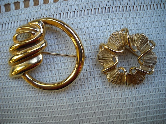 Vintage Circle Brooches, 4 Gold Brooches, Shawl P… - image 3