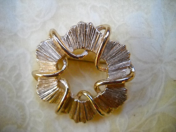 Vintage Circle Brooches, 4 Gold Brooches, Shawl P… - image 8