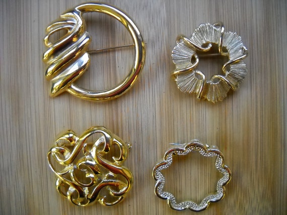 Vintage Circle Brooches, 4 Gold Brooches, Shawl P… - image 2