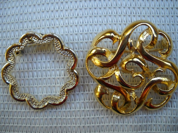 Vintage Circle Brooches, 4 Gold Brooches, Shawl P… - image 4