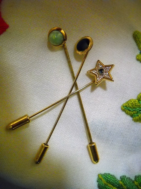 Sold at Auction: ASSORTED ANTIQUE / VINTAGE STICK PINS AND BROOCH