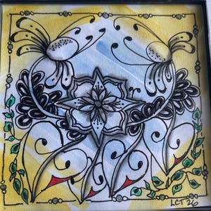 Könnte beinhalten: Quadratische Aquarellkunst mit schwarzem Rahmen. Das Kunstwerk zeigt ein zentrales Blumendesign, umgeben von stilisierten vogelartigen Formen und wirbelnden Mustern in Gelb, Blau und Weiß. Grüne Blätter und rote Akzente fügen Details hinzu.