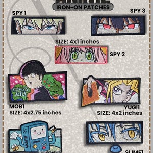 Könnte beinhalten: Eine Sammlung rechteckiger, bestickter Aufbügler mit verschiedenen Anime-Charakteren. Die Aufnäher zeigen Nahaufnahmen von Augen, eine Figur mit einem grünen Wesen, eine Figur, die eine Karte hält, und einen blauen Roboter.