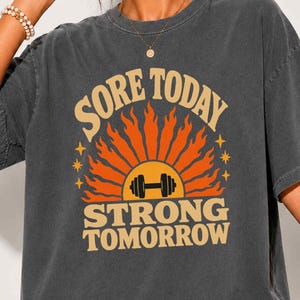 Camiseta "Dor Hoje, Força Amanhã" | Camiseta motivacional para academia feminina | Camiseta para levantamento de peso | Presente fitness para ela imagem 1