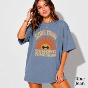 Camiseta "Dor Hoje, Força Amanhã" | Camiseta motivacional para academia feminina | Camiseta para levantamento de peso | Presente fitness para ela imagem 4