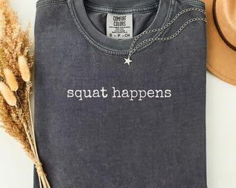 Camiseta engraçada para agachamento, presente perfeito para o dia de treino de pernas | Agachamento acontece | Camiseta com humor sobre levantamento de peso | Presente para quem ama agachamento