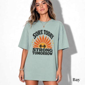 Camiseta "Dor Hoje, Força Amanhã" | Camiseta motivacional para academia feminina | Camiseta para levantamento de peso | Presente fitness para ela imagem 2