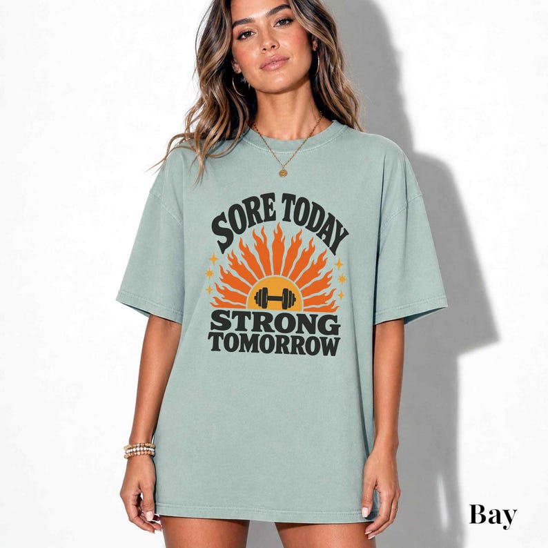 Camiseta "Dor Hoje, Força Amanhã" | Camiseta motivacional para academia feminina | Camiseta para levantamento de peso | Presente fitness para ela imagem 2