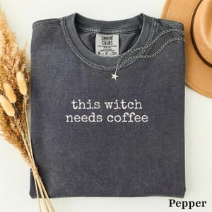 Denna häxa behöver kaffe-t-shirt | Rolig Halloween-förälder-t-shirt | Häxkaffe-tröja | Gåva till Halloween-förälder