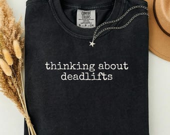 Camiseta "Pensando em Levantamento Terra" | Camiseta engraçada com humor de academia | Presente para levantador de peso
