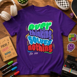 Camiseta "Pensar demasiado no resuelve nada" / Camiseta unisex con estampado gráfico de letras de burbujas retro psicodélicas, ideal para regalar.