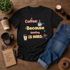Camiseta divertida con estampado de dibujos animados "Café porque ser adulto es difícil" - Camiseta unisex informal de algodón para amantes de la cafeína - Regalo ideal para empezar el día con humor