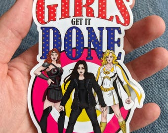 Pegatinas troqueladas con el logo de The Boys: Girls Get It Done para coche, imanes, accesorios y regalos para mamás.