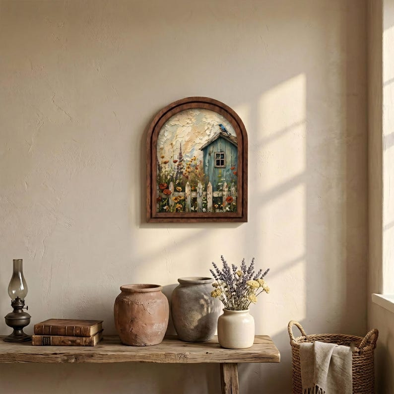 Encantador cuadro de pared con diseño de jardín rústico, casa de campo azul y prado de flores silvestres, marco de madera arqueado, decoración floral de estilo campestre, regalo para amantes de la naturaleza. imagen 6