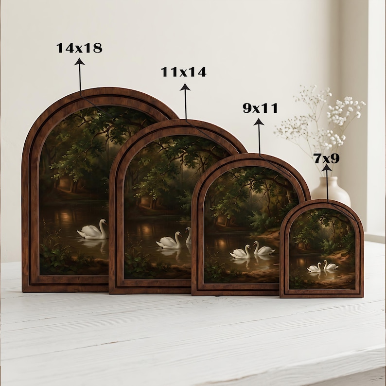 Puede incluir: Cuatro piezas de arte mural arqueadas en marcos de madera oscura, cada una con un estanque sereno con cisnes blancos y &aacute;rboles verdes. Los tama&ntilde;os se indican como 14x18, 11x14, 9x11 y 7x9 pulgadas para cada cuadro individual.