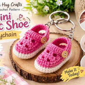 Puede incluir: Dos llaveros de zapato en miniatura tejidos a ganchillo en rosa brillante con suelas blancas y pequeños botones de madera en los laterales. La imagen incluye texto que dice Hook Hug Crafts, Mini Croc Shoe Keychain, Beginner Friendly, Quick & Easy, Perfect for Gifts, Bag Charm & Keychain y Make It Today, con recuadros circulares que muestran el tamaño real, la vista trasera y la vista de la suela.