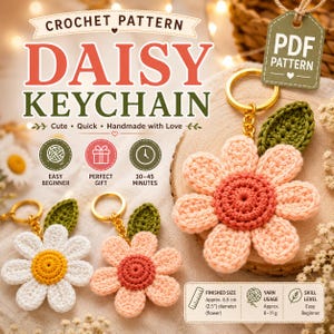 Może przedstawiać: Wzór szydełkowy na brelok w kształcie stokrotki z napisem Crochet Pattern Daisy Keychain. Obraz przedstawia trzy ręcznie robione breloki w kształcie kwiatów ze złotymi kółkami, w tym jeden z białymi i dwa z brzoskwiniowymi płatkami.