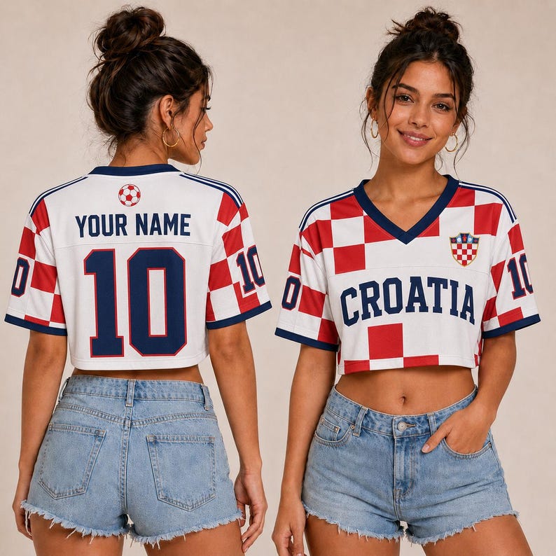 Może przedstawiać: Biało-czerwona koszulka typu crop top w szachownicę z granatowym wykończeniem. Z przodu znajduje się napis CROATIA oraz herb. Z tyłu widnieje napis YOUR NAME nad numerem 10 i ikoną piłki nożnej. Na rękawach r&oacute;wnież znajduje się numer 10.