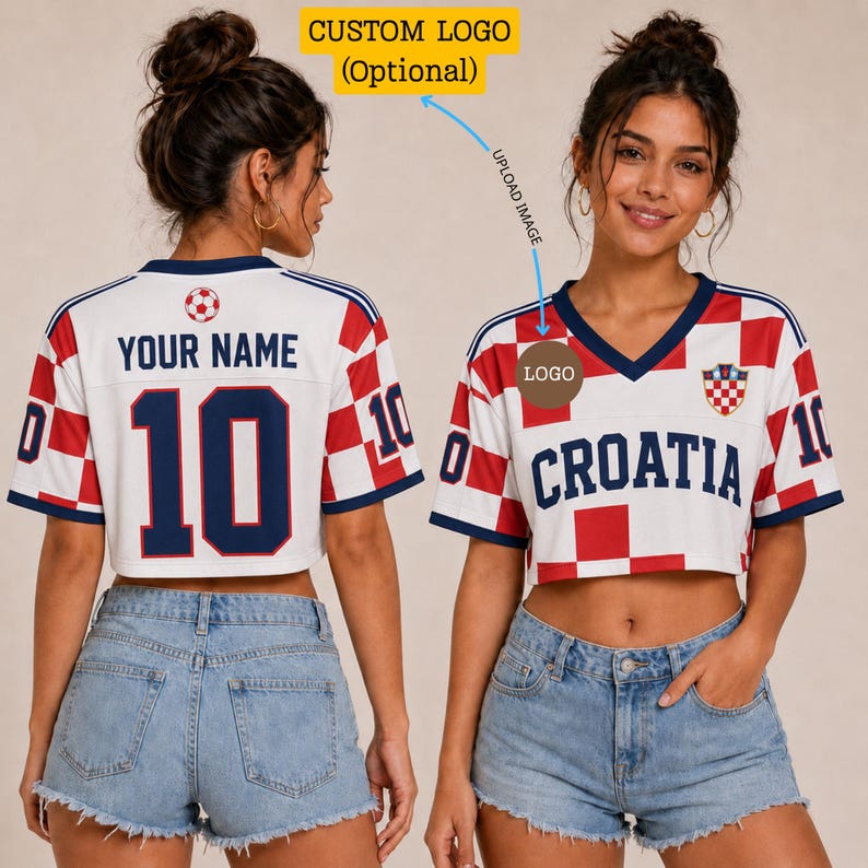Może przedstawiać: Biało-czerwona koszulka typu crop top w szachownicę z granatowym wykończeniem. Z tyłu znajduje się napis YOUR NAME oraz numer 10. Z przodu widnieje napis CROATIA, ikona piłki nożnej oraz herb. Koszulka jest zestawiona z niebieskimi szortami dżinsowymi.