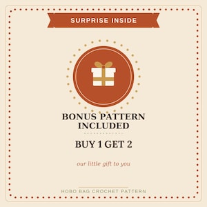 Puede incluir: Un gr&aacute;fico cuadrado con fondo crema y borde punteado. Presenta una banda de color &oacute;xido con el texto SURPRISE INSIDE, un c&iacute;rculo central con un icono de regalo y el texto BONUS PATTERN INCLUDED, BUY 1 GET 2, our little gift to you y HOBO BAG CROCHET PATTERN.