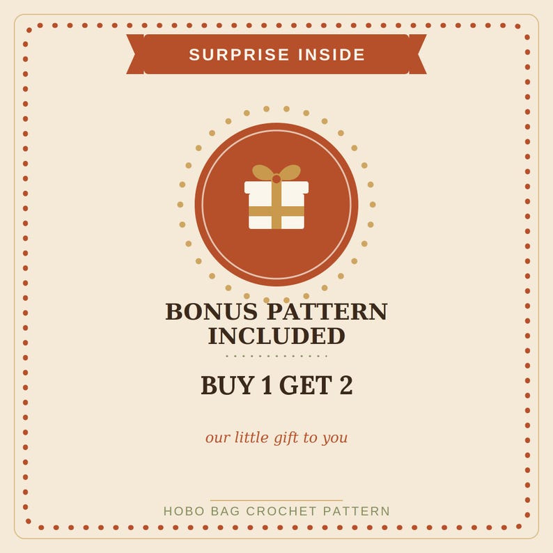 Puede incluir: Un gr&aacute;fico cuadrado con fondo crema y borde punteado. Presenta una banda de color &oacute;xido con el texto SURPRISE INSIDE, un c&iacute;rculo central con un icono de regalo y el texto BONUS PATTERN INCLUDED, BUY 1 GET 2, our little gift to you y HOBO BAG CROCHET PATTERN.