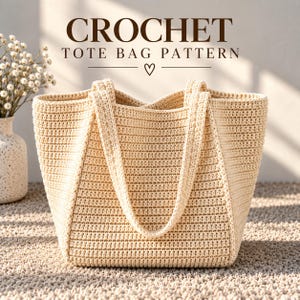 Peut inclure: Un sac fourre-tout en crochet beige avec une base rectangulaire structurée et deux anses intégrées. Le texte CROCHET TOTE BAG PATTERN avec un petit symbole de cœur est affiché au-dessus du sac. Le sac présente un motif de points horizontal.