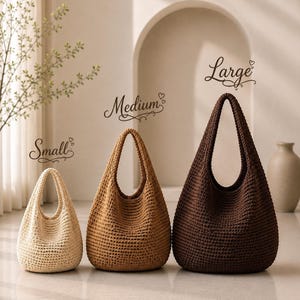 Puede incluir: Tres bolsos hobo de ganchillo en diferentes tama&ntilde;os y tonos de marr&oacute;n. El bolso m&aacute;s peque&ntilde;o es crema, el mediano es bronceado y el m&aacute;s grande es marr&oacute;n oscuro. Cada bolso tiene un asa integrada y est&aacute; etiquetado con el texto Small, Medium o Large.