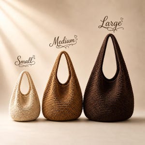 Puede incluir: Tres bolsos hobo de ganchillo dispuestos por tamaño, etiquetados como Small, Medium y Large. Los bolsos presentan un patrón de tejido texturizado y son de color crema, tostado y marrón oscuro, cada uno con una correa de hombro integrada.