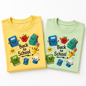 Puede incluir: Una camiseta amarilla y una camiseta verde claro, cada una con un estampado gráfico con el texto Back to School. El diseño incluye ilustraciones estilo dibujos animados de un cuaderno azul, una manzana roja, una mochila verde y un lápiz.