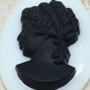 Vintage Retro West German Cameo Jet frosted/White Cabochon