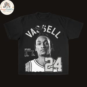 Pode incluir: Uma t-shirt preta de manga curta com uma impressão gráfica de um jogador de basquetebol. O texto diz VASSELL no topo, SPURS NO. 11 OVERALL PICK '20 à esquerda e o número 24 em fonte cinzenta grande no canto inferior direito.