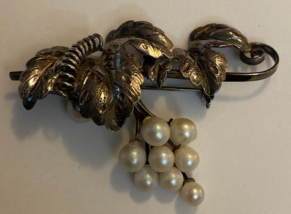 Grape branch with leaves and dangling pearls as g… - image 5