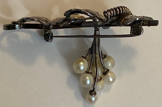 Grape branch with leaves and dangling pearls as g… - image 3