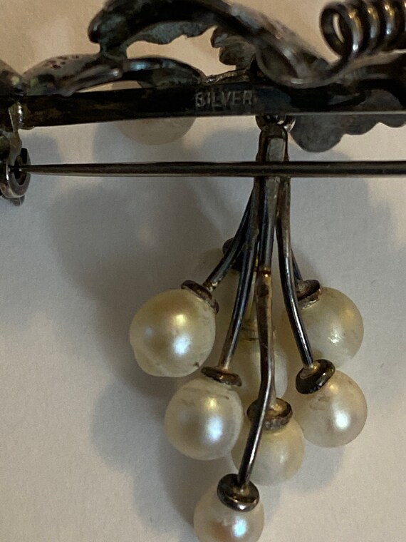 Grape branch with leaves and dangling pearls as g… - image 4