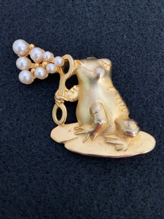 Frog brooch blowing bubbles by JJ