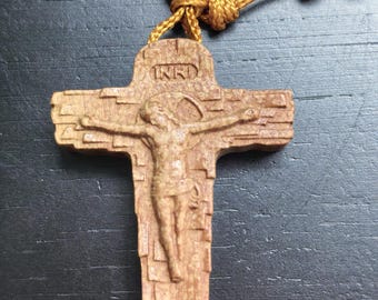 PeachWood Jesus Cross-sleutelhanger gesneden geloofsbedel