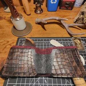 Bi-fold minimalist wallet