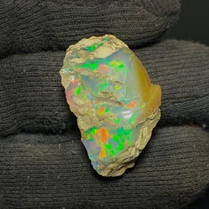 27,25 karaat ruwe Ethiopische opaal | AAA glanzende vuuropaal | Opaal cabochon edelsteen | Benodigdheden voor het maken van sieraden | Opaal met meerkleurige vuurglans.