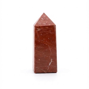 Könnte beinhalten: Ein polierter Turm aus rotem Jaspis mit sechseckiger Basis und spitzem Ende. Der Stein hat eine tiefe terrakotta-rote Farbe mit sichtbaren weißen Mineraladern und kleinen Sprenkeln auf seiner glatten, undurchsichtigen und festen Oberfläche.