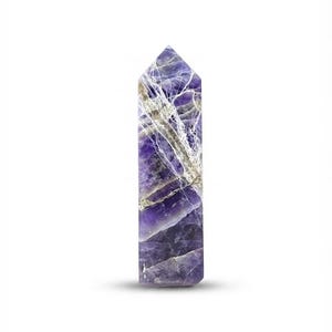 Könnte beinhalten: Ein polierter Amethyst-Kristallturm mit einer hexagonalen Spitze. Der Stein weist tiefe violette Farbtöne gemischt mit durchscheinenden weißen und grauen Adern in seiner vertikalen Struktur auf, was ein natürliches, marmoriertes Aussehen erzeugt.