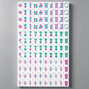 K&ouml;nnte beinhalten: Ein Set aus wei&szlig;en Mahjong-Spielsteinen, die in einem Raster angeordnet sind und farbenfrohe Gravuren in Pink und T&uuml;rkis aufweisen. Die Steine zeigen verschiedene Motive wie Blumen, Bambusstangen, Kolibris, Laternen und numerische Zeichen.