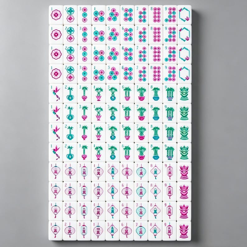 K&ouml;nnte beinhalten: Ein Set aus wei&szlig;en Mahjong-Spielsteinen, die in einem Raster angeordnet sind und farbenfrohe Gravuren in Pink und T&uuml;rkis aufweisen. Die Steine zeigen verschiedene Motive wie Blumen, Bambusstangen, Kolibris, Laternen und numerische Zeichen.