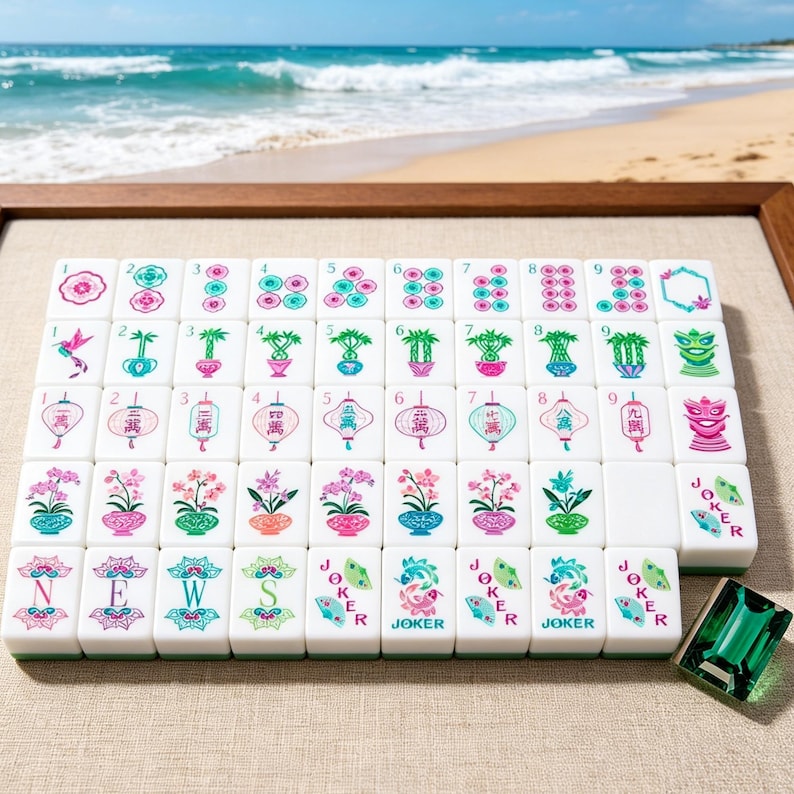K&ouml;nnte beinhalten: Ein Set aus wei&szlig;en Mahjong-Spielsteinen in einem Raster, verziert mit bunten Illustrationen von Blumen, Bambus, Laternen und dem Wort JOKER. Ein einzelner, durchscheinender gr&uuml;ner Spielstein liegt separat auf einer strukturierten beigen Fl&auml;che.