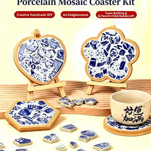Puede incluir: Un kit de posavasos de mosaico de porcelana azul y blanca con bases de madera en forma de corazón, flor y hexágono. Incluye fragmentos de porcelana con patrones, dos pequeños caballetes de madera y una taza beige con caracteres chinos.
