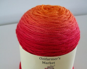 Fil teint en dégradé - Ozimerino.  Laine mérinos superwash orange vif à rouge pour les chaussettes.  Enflammé